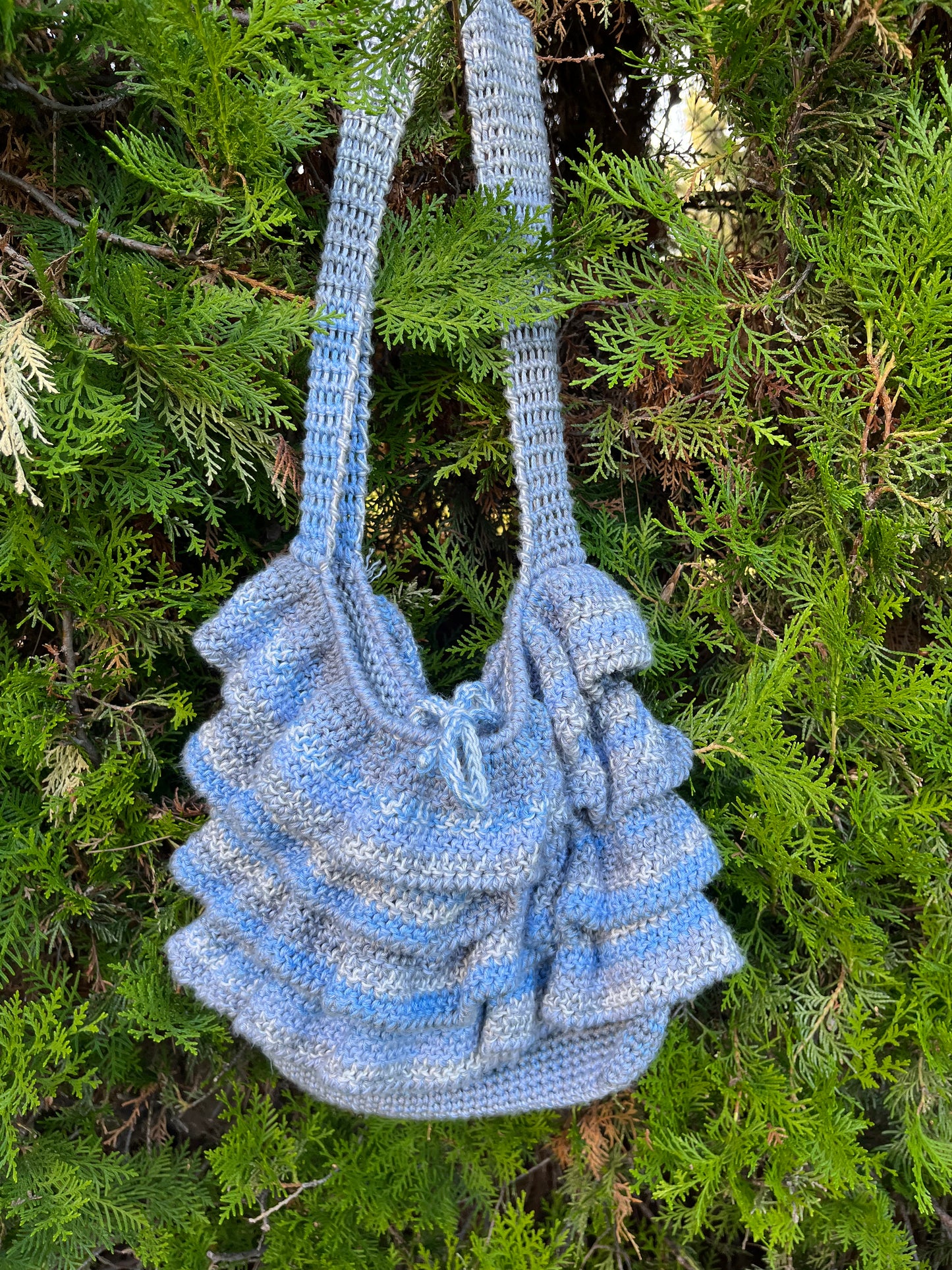 Bolso de hombro azul, gris y blanco
