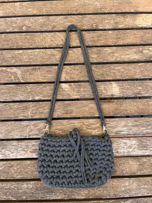 Bolso de hombro gris